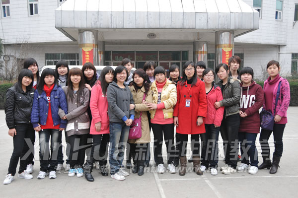 本次奔赴上海上崗就業的部分學子與班主任合影