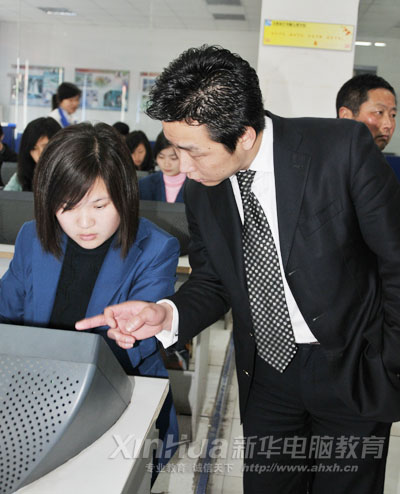 新華畢業(yè)學(xué)子、上海校友會(huì)會(huì)長(zhǎng)指導(dǎo)學(xué)妹填寫(xiě)簡(jiǎn)歷