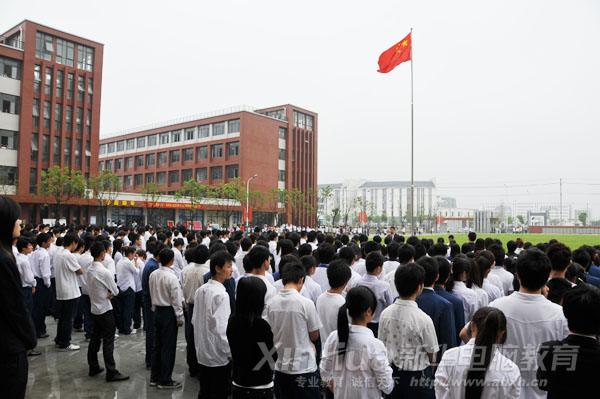 新華“技能+學歷”專業所在校區之一的職教城新校區舉行升旗儀式