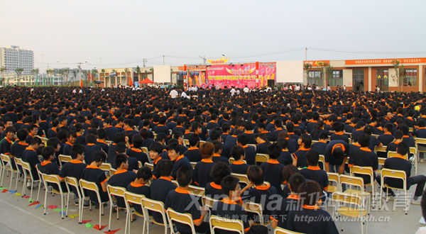 7000多名學(xué)子代表觀看了晚會