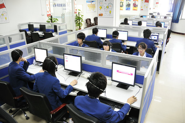 每天中午12:00開始電商實訓中心都有一批熱愛網上交易的學生前來工作,他們是電商專業網商達人社團的學生