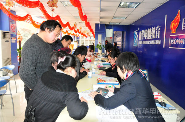 女兒在報名·父親在等候