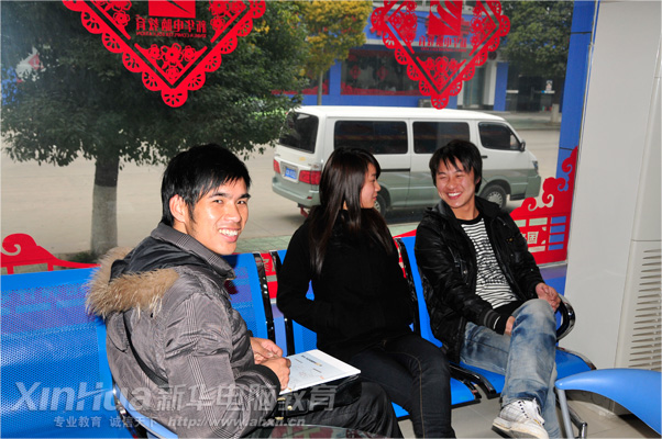圍觀學子笑議論,姊妹三人分不清