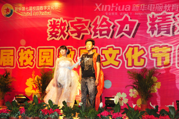 安徽新華電腦專修學院_我院藝豐協(xié)會設計的低碳環(huán)保服裝,模特走秀展示1