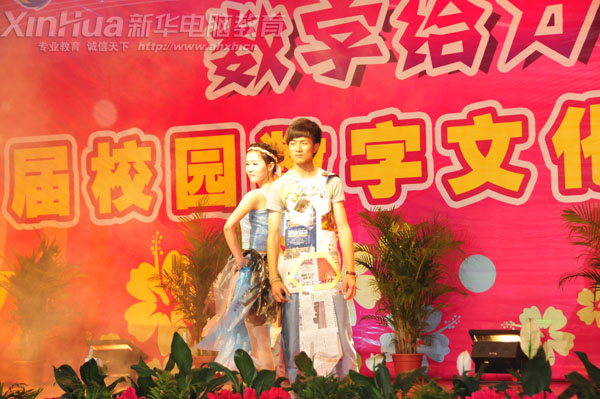 安徽新華電腦專修學院_我院藝豐協(xié)會設計的低碳環(huán)保服裝,模特走秀展示2