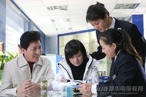 學生和家長在新華專業(yè)咨詢師的介紹下報讀專業(yè)