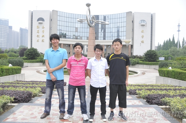 參加復賽的選手們在比賽場外合影留念
