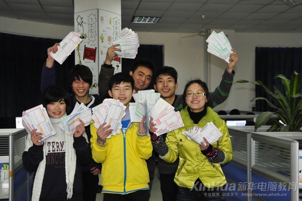 新華電子商務(wù)班同學手握訂單,信心滿滿