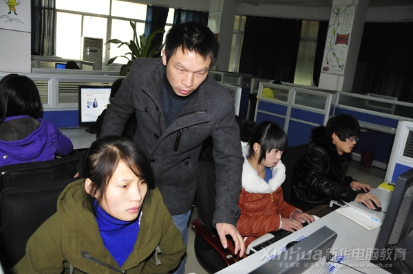 電子商務(wù)專業(yè)高級導(dǎo)師宋建發(fā)老師在給學(xué)生做輔導(dǎo)