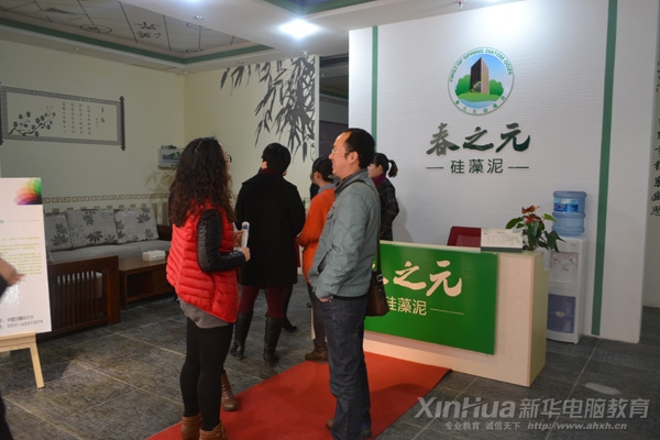 參觀老師了解新型環(huán)保內(nèi)墻裝飾材料