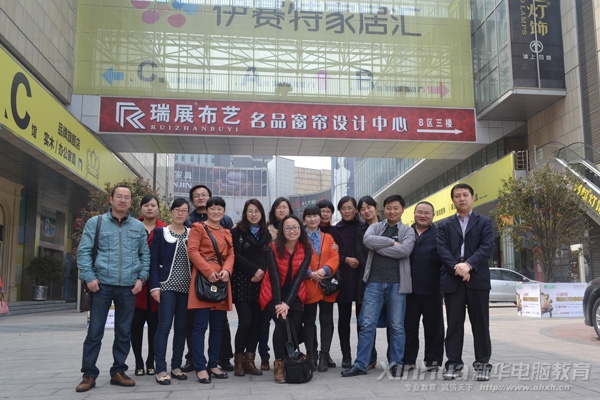 參觀結(jié)束后全體老師集體合影留影