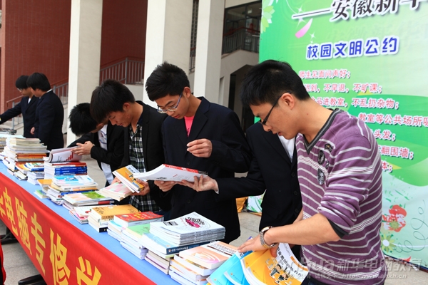 工作人員正在對圖書進(jìn)行分類整理