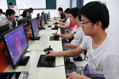安徽新華電腦專修學(xué)院動漫游戲?qū)I(yè)學(xué)子在“理實一體”教室上課 邊學(xué)邊做效果更好