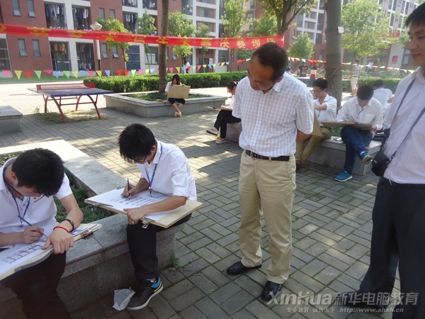 安徽新華電腦專修學院副院長孫禮平(中)觀看學子比賽