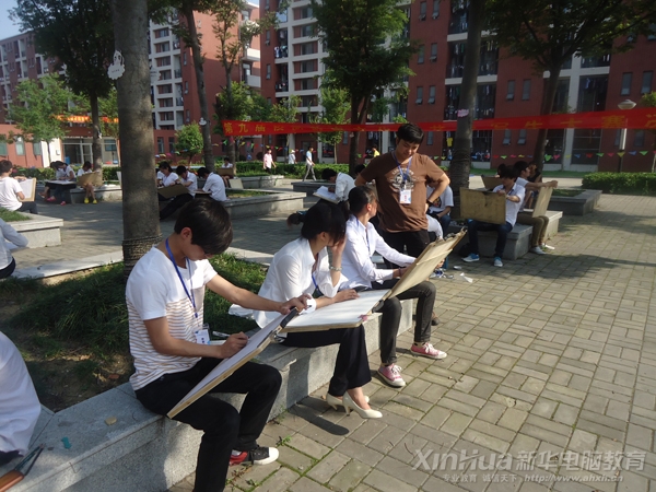 賽場上選手們你追我趕,認真比賽
