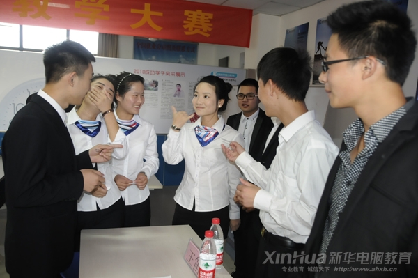 賽前,選手們在抽取比賽出場號(hào)碼