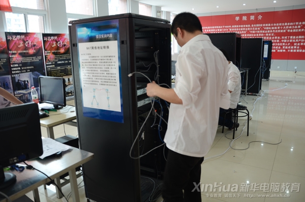 這位選手在調試服務器