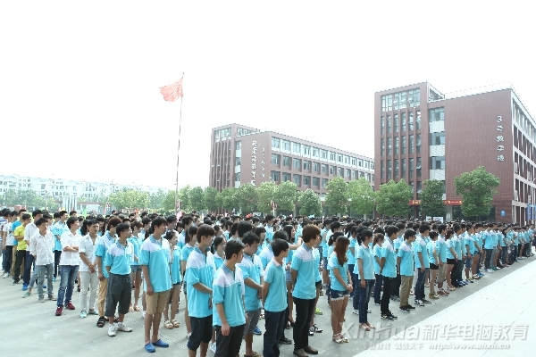 2013年新華首屆網(wǎng)商網(wǎng)貨對(duì)接會(huì)開幕式現(xiàn)場(chǎng)
