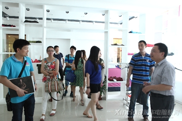 部分企業(yè)參觀電商實(shí)訓(xùn)基地產(chǎn)品展示中心
