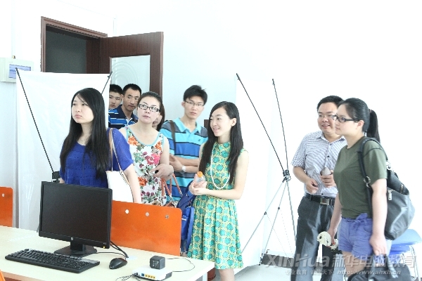企業(yè)代表參觀新華大學(xué)生創(chuàng)業(yè)基地內(nèi)的工作室