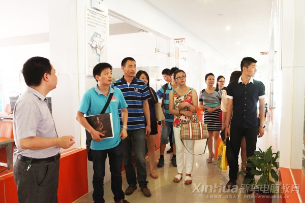 部分企業(yè)參觀新華大學(xué)生電子商務(wù)創(chuàng)業(yè)實(shí)訓(xùn)基地