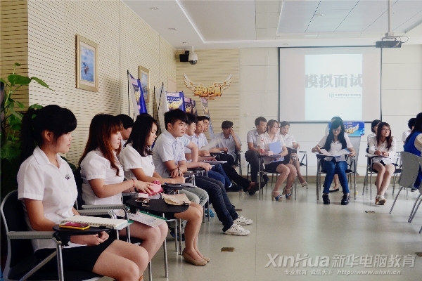 等待面試和被面試的同學們正耐心等待