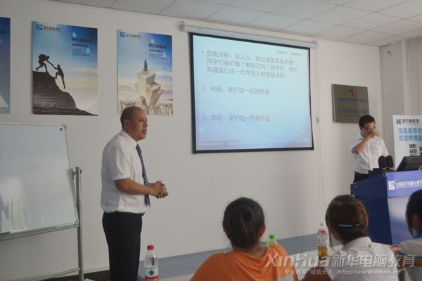 南京面對面裝飾集團(tuán)企劃總監(jiān)張先生向同學(xué)們介紹企業(yè)