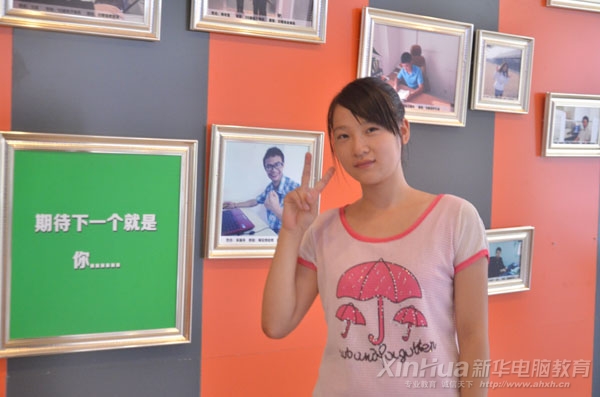 陳友連在新華大學(xué)生電子商務(wù)創(chuàng)業(yè)實訓(xùn)基地的創(chuàng)業(yè)風(fēng)云榜前留念