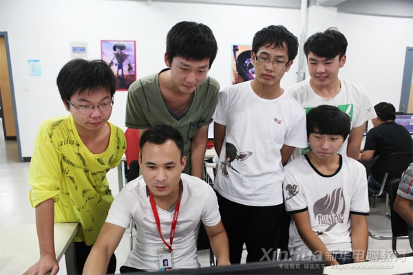 動(dòng)漫游戲?qū)I(yè)劉振老師在輔導(dǎo)學(xué)生學(xué)習(xí)