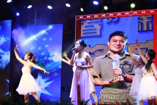 活動(dòng)現(xiàn)場(chǎng),新華老師帶來(lái)歌曲《長(zhǎng)大后我就成了你》