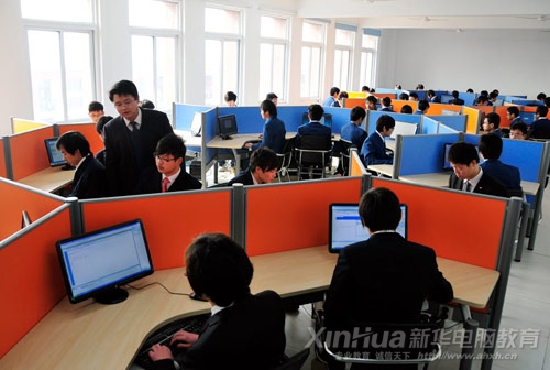 新華軟件開發專業學生在導師的指導下做項目實訓