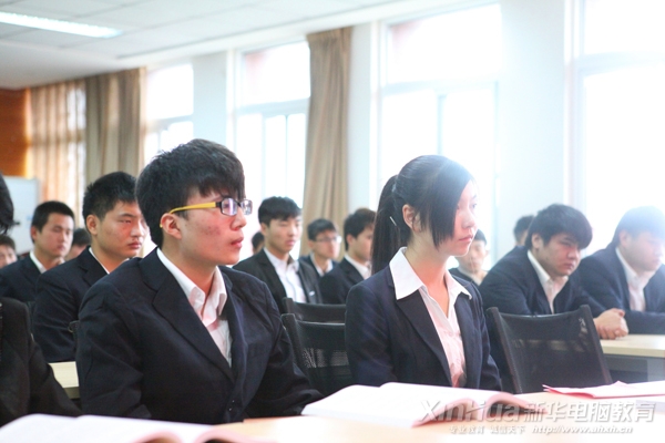 同學們認真聆聽領導講話