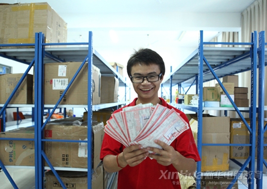 吳同學(xué)在倉庫里向小編展示他這兩天的成果