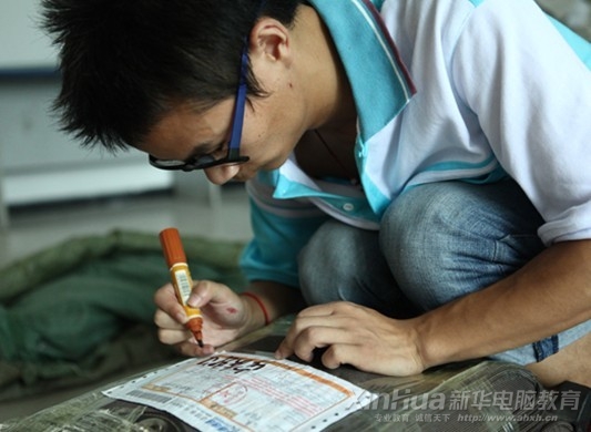 吳福來正給一天接到的單子集中打包發(fā)貨