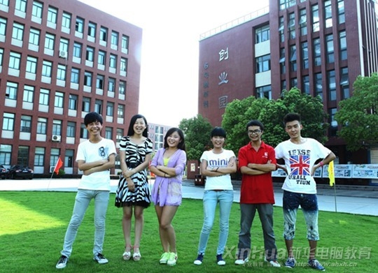 吳福來和他的淘寶創(chuàng)業(yè)小伙伴在創(chuàng)業(yè)園前留影(資料圖)