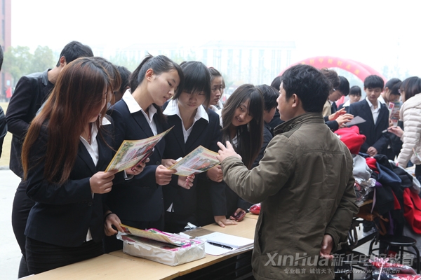 開幕式結束后,同學們迅速去現場尋找貨源