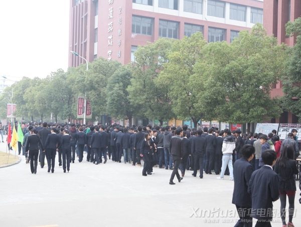對接會現場人頭攢動,熱鬧非凡