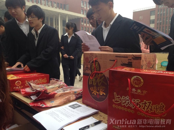 一家賣板鴨的企業(yè)吸引不少學(xué)生駐足詢問(wèn)
