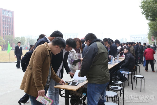 各大企業(yè)前紛紛圍滿了前去咨詢的學(xué)生