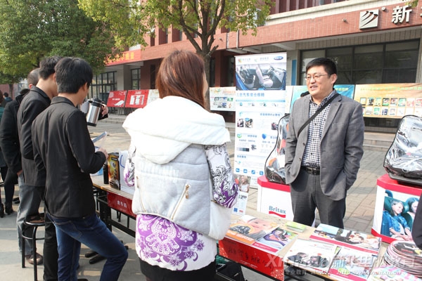 對(duì)接會(huì)即將結(jié)束時(shí),學(xué)院老師向安全座椅的鄭老板詢問(wèn)對(duì)接情況.