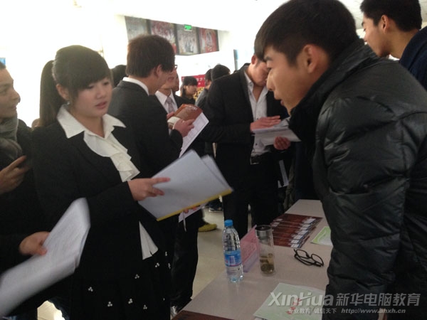 企業(yè)與學(xué)生正在交流