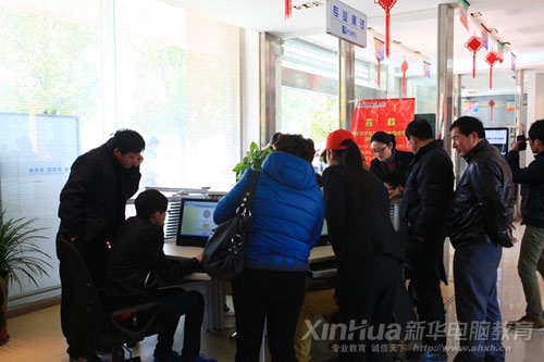 每年春節過后,都有大批學生來新華報名學技能