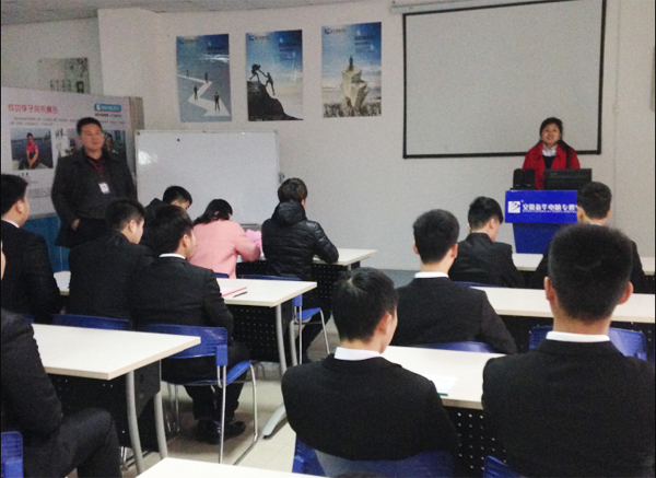 同學們在認真聽講企業代表作公司介紹