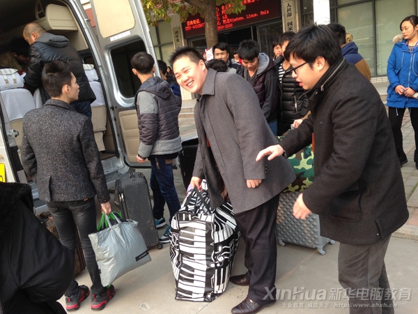 就業(yè)辦老師幫就業(yè)學(xué)子安放行李