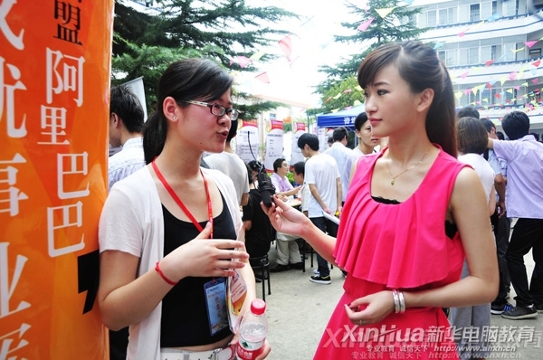 招聘企業(yè)阿里巴巴人事經(jīng)理正在接受合肥電視臺記者的采訪