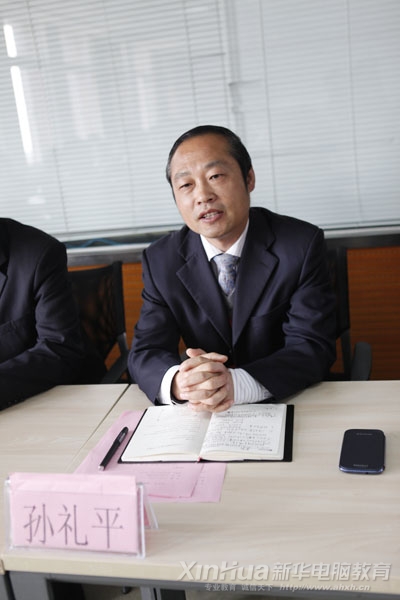 安徽新華電腦專修學(xué)院副院長(zhǎng)孫禮平在開(kāi)班儀式上發(fā)表重要講話
