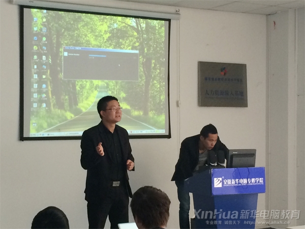 重慶自由美公司呂總給同學(xué)們做企業(yè)介紹